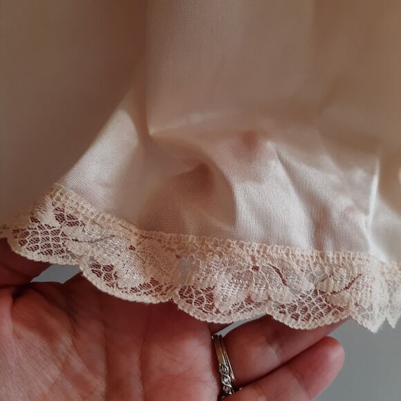 Vtg Lorraine Half Slip S  Nylon Made in USA Beige/Champaign SCALLOPED LACE TRIM - Picture 3 of 5
